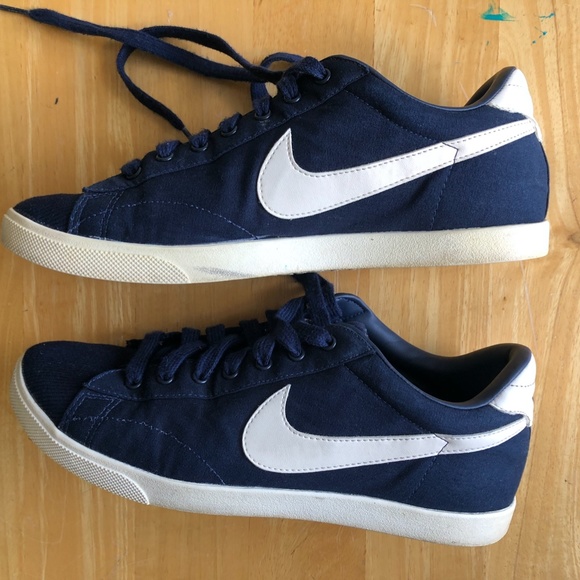 navy blue nike tennis shoes